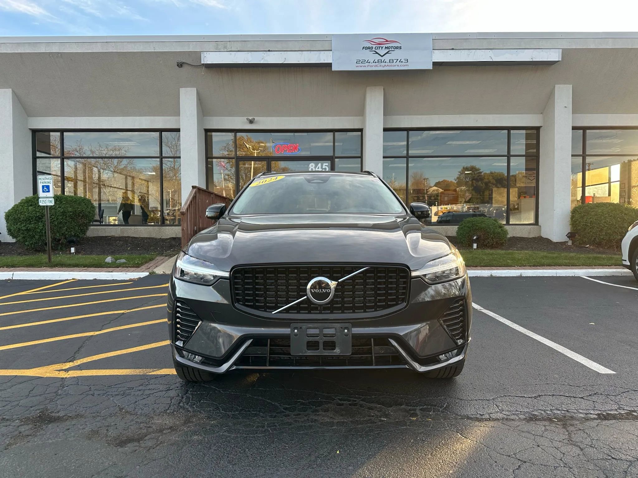 Used 2024 Volvo XC60 B5 Core image 2