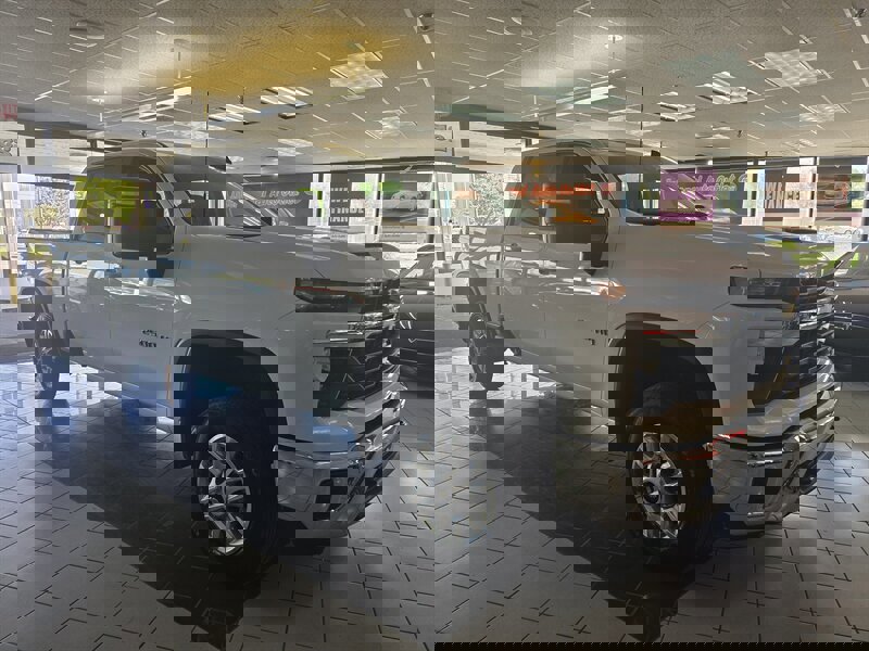 Used 2024 Chevrolet Silverado 2500 LT image 3