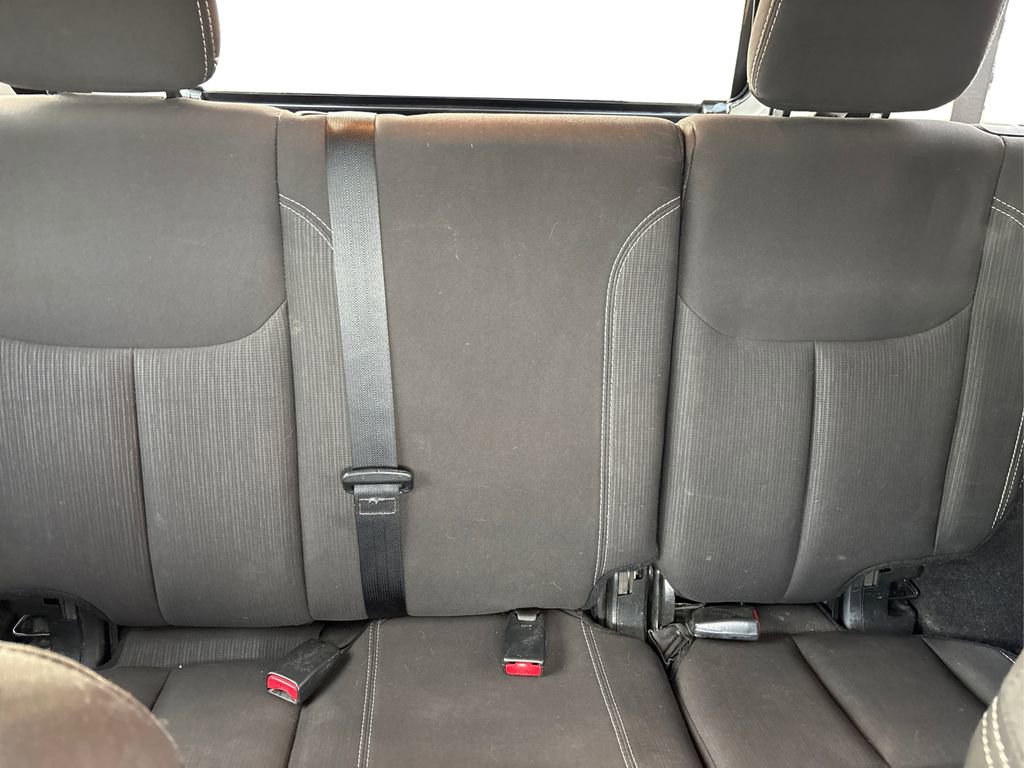 Used 2018 Jeep Wrangler Unlimited Sahara w/ Connectivity Group image 15