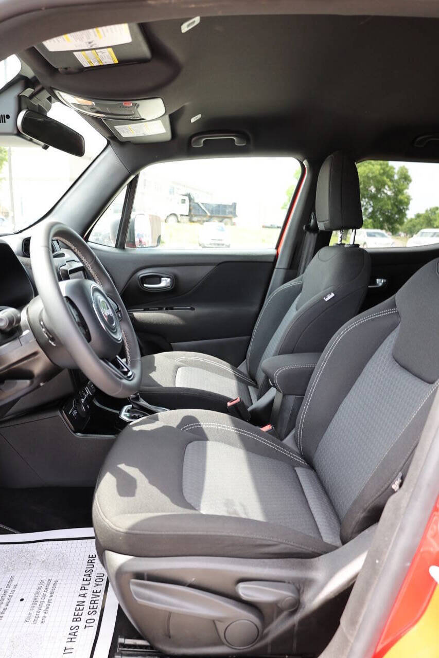 Used 2021 Jeep Renegade Latitude w/ Luxury Group II AWD/4WD image 13
