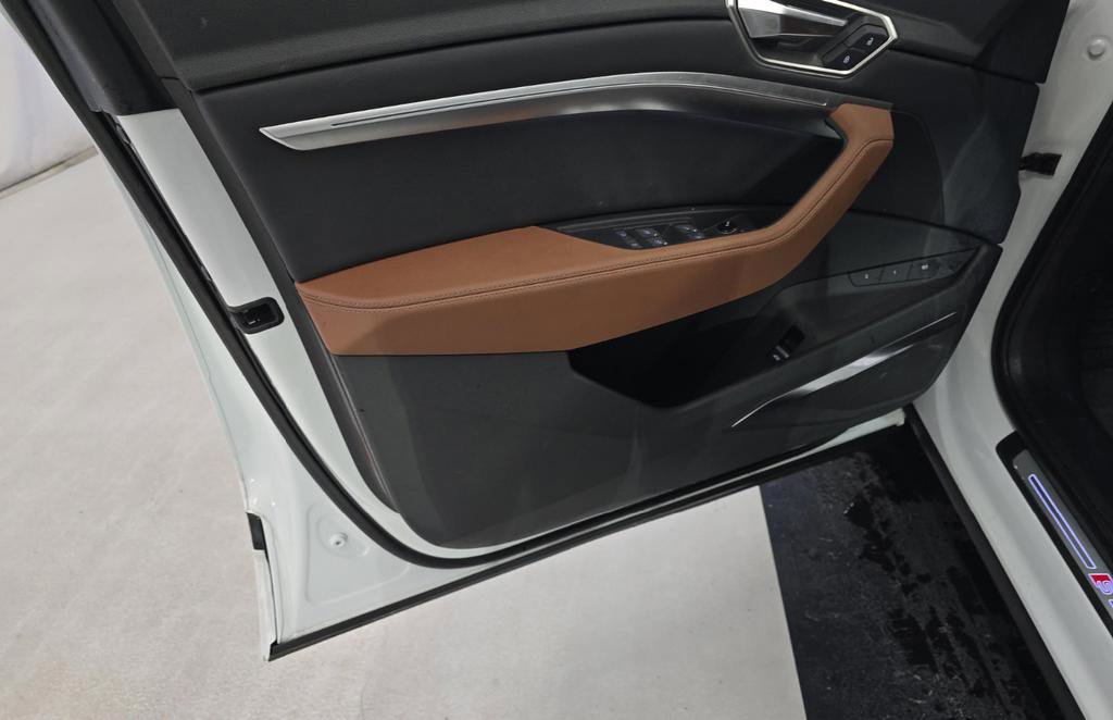 Used 2024 Audi Q8 e-tron Premium Plus image 9