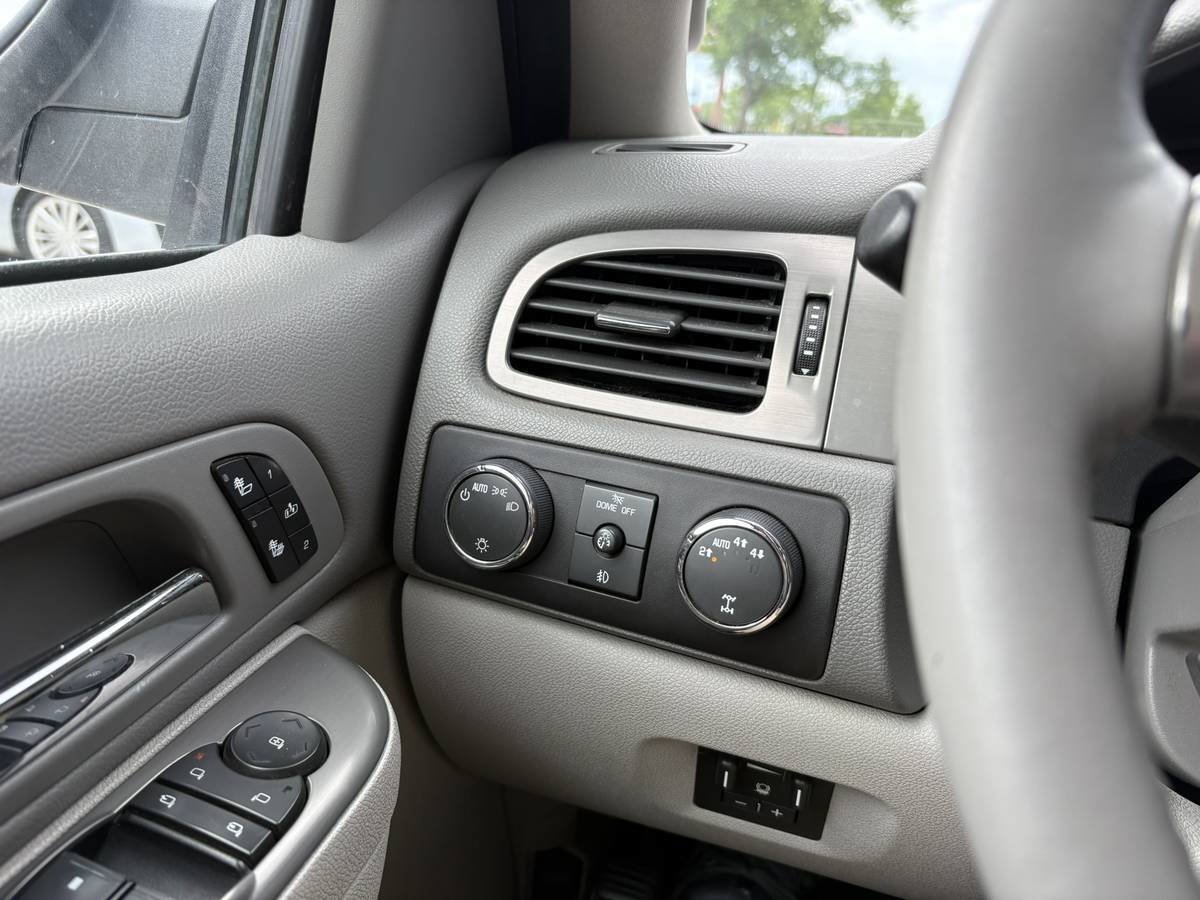 Used 2010 Chevrolet Avalanche LT w/ Luxury Package AWD/4WD image 11