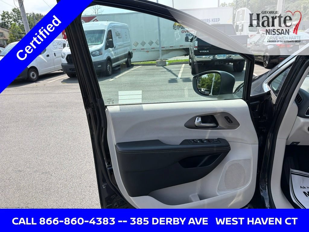 Used 2023 Chrysler Pacifica Touring-L FWD image 9