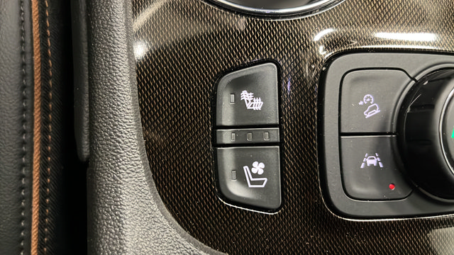 Used 2022 GMC Acadia AT4 w/ Technology Package AWD/4WD image 32