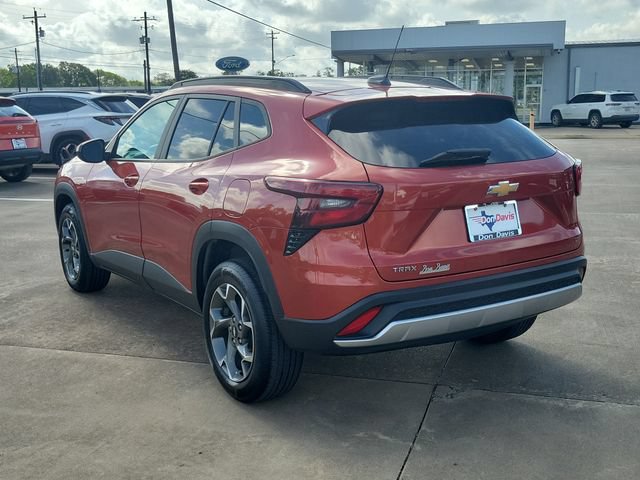 Used 2024 Chevrolet Trax LT w/ Driver Confidence Package FWD image 4