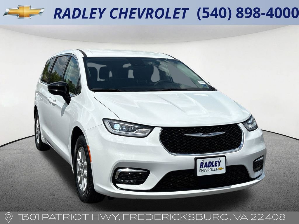 Used 2024 Chrysler Pacifica Touring-L FWD image 32