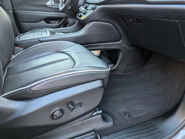 Used 2025 Chrysler Pacifica Limited image 16