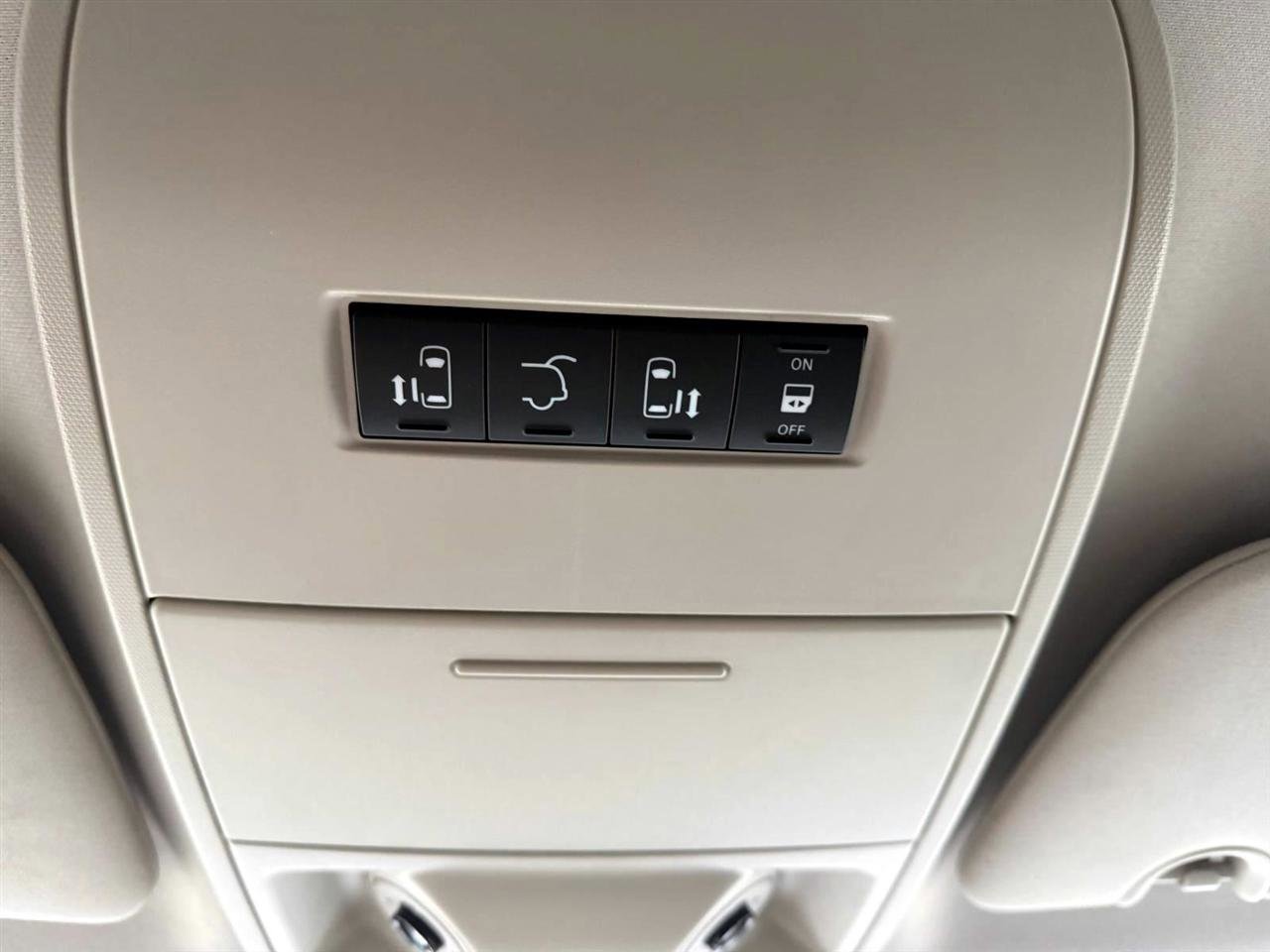 Used 2013 Chrysler Town & Country Touring-L w/ Driver Convenience Group FWD image 27