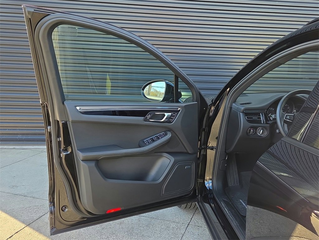 Used 2025 Porsche Macan image 6