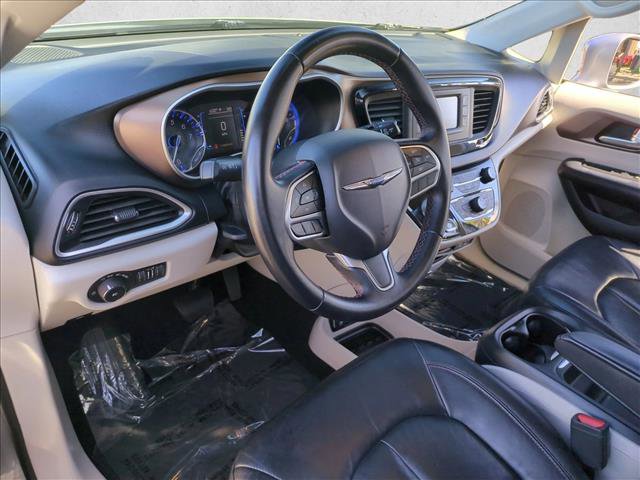 Used 2017 Chrysler Pacifica Touring-L image 10