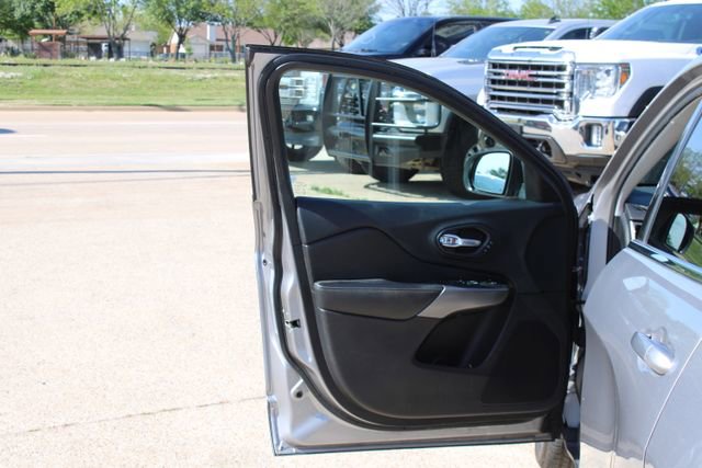 Used 2019 Jeep Cherokee Limited FWD image 10