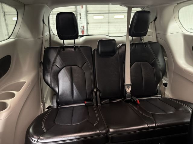 Used 2024 Chrysler Pacifica Touring-L image 17