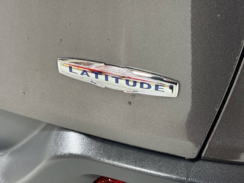 Used 2018 Jeep Cherokee Latitude Plus w/ Cold Weather Group image 11