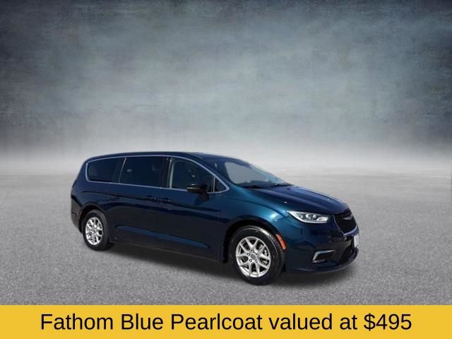 Used 2023 Chrysler Pacifica Touring-L FWD image 2