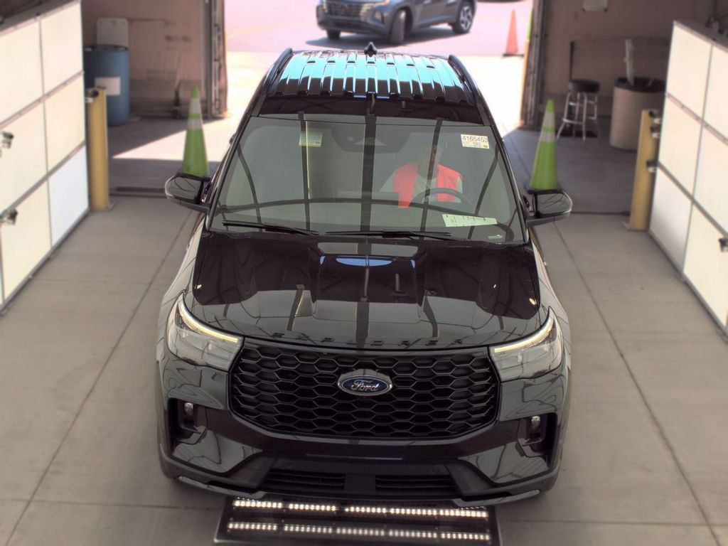Used 2025 Ford Explorer ST-Line w/ ST-Line Street Pack AWD/4WD image 2