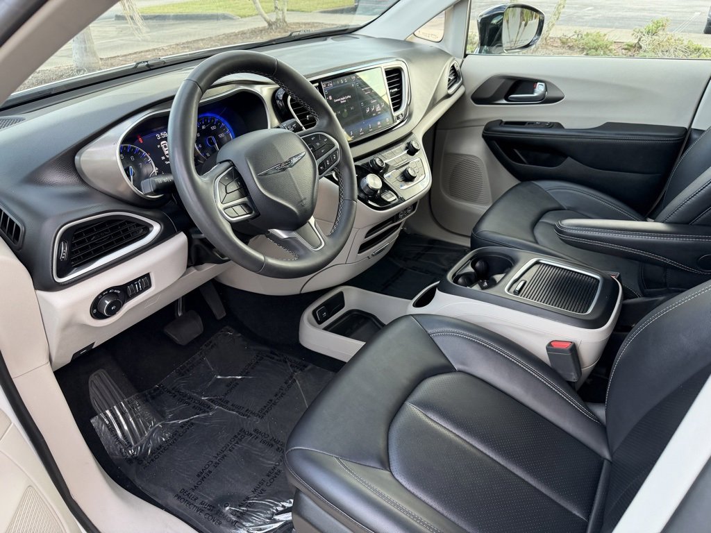 Used 2024 Chrysler Pacifica Touring-L image 10