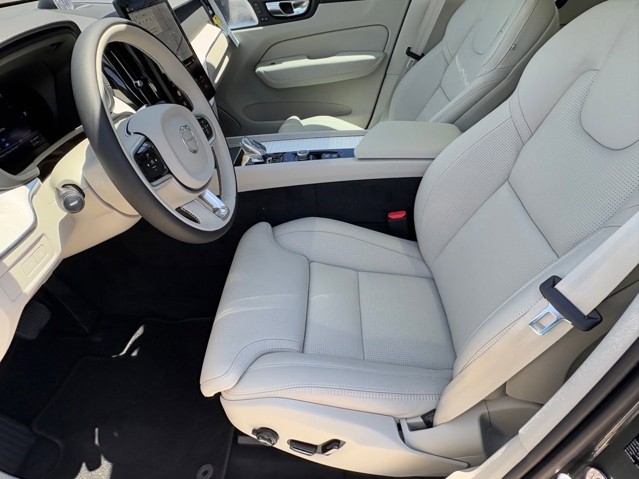 New 2026 Volvo XC60 T8 Ultra w/ Protection Package Premier image 18