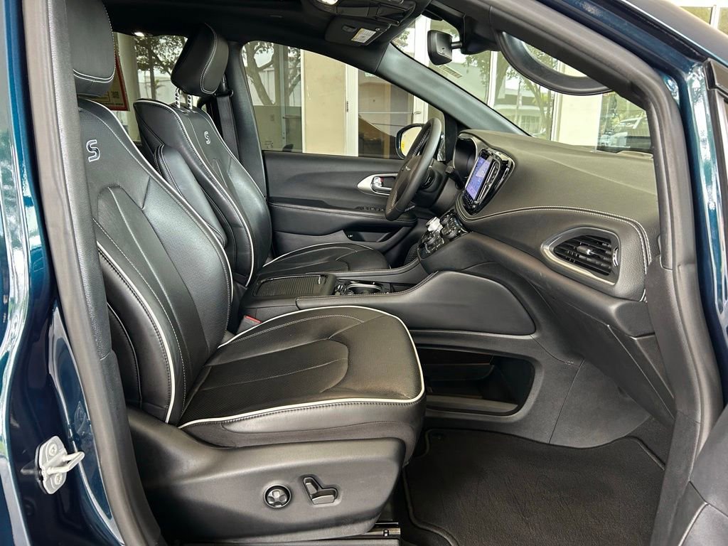 Used 2022 Chrysler Pacifica Limited w/ Uconnect Theater Family Group FWD image 26