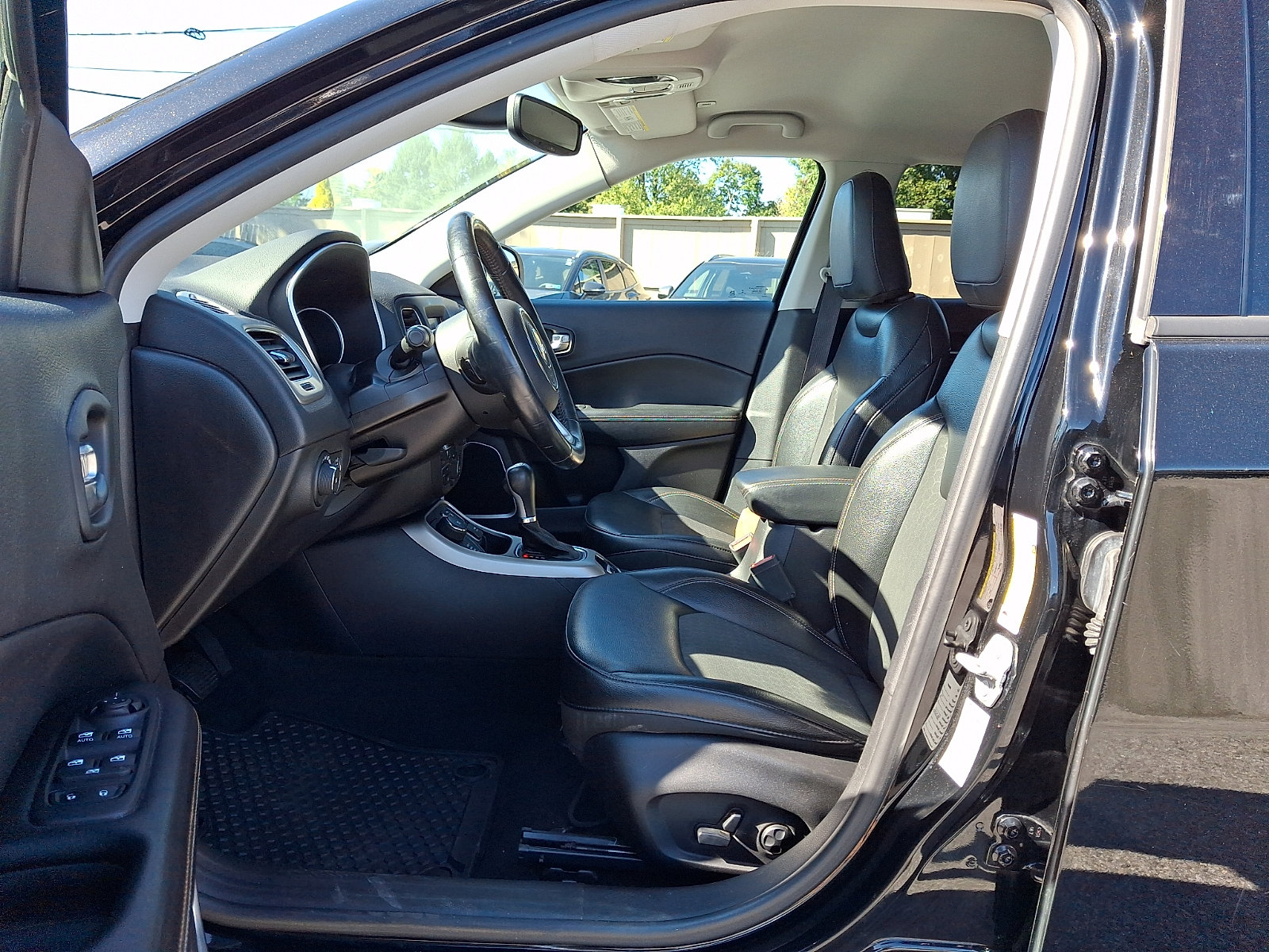 Used 2018 Jeep Compass Latitude w/ Popular Equipment Group AWD/4WD image 15