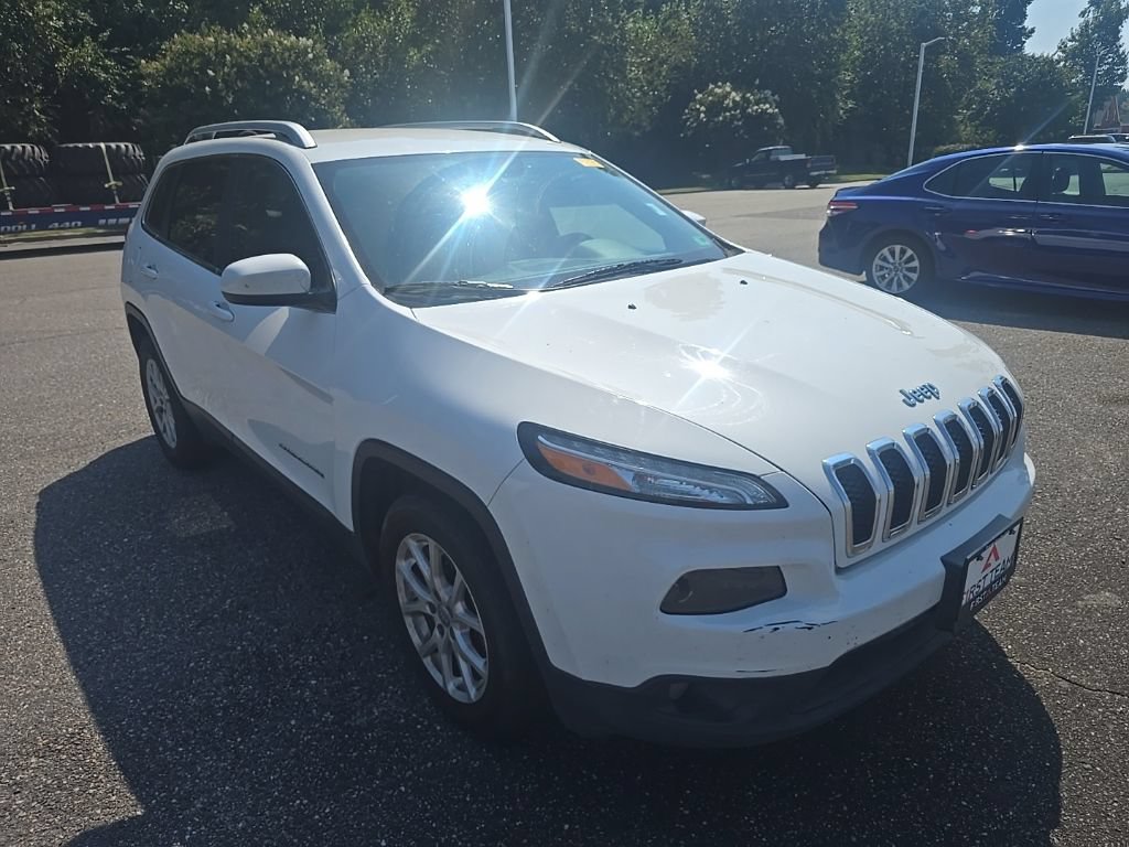Used 2017 Jeep Cherokee Latitude FWD image 3