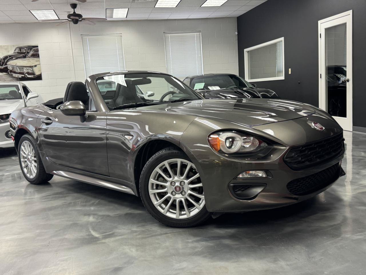 Used 2017 FIAT 124 Spider Classica RWD image 2