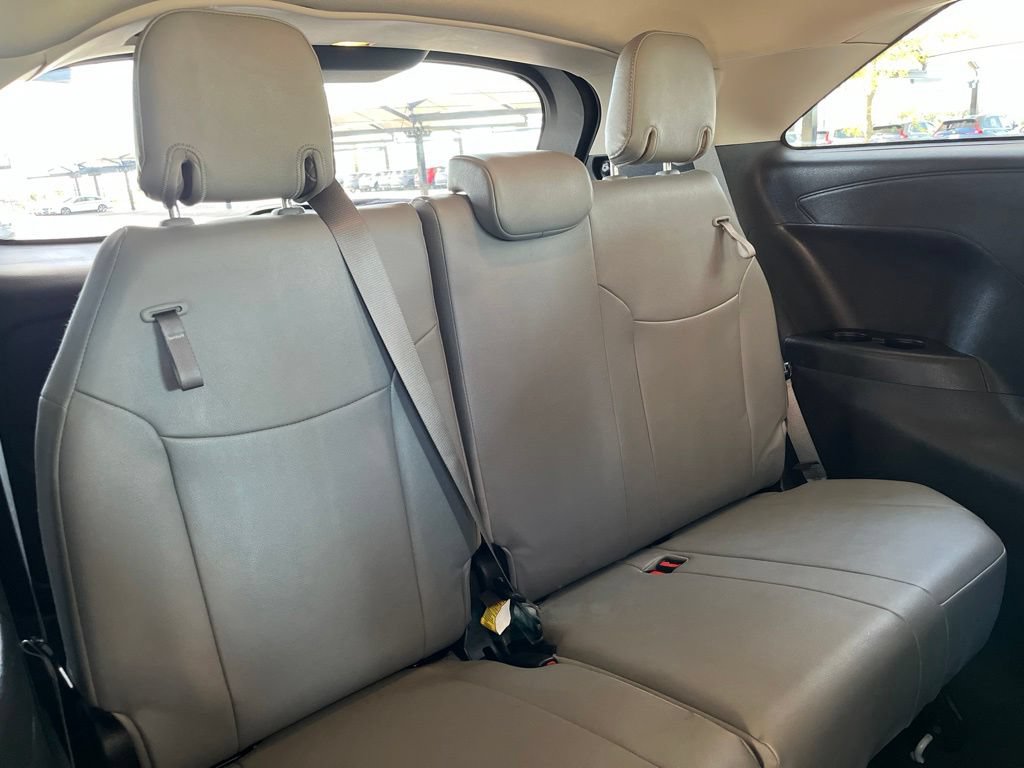 Used 2025 Toyota Sienna XLE FWD image 28