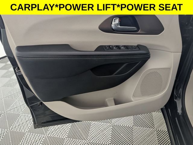 Used 2022 Chrysler Voyager LX image 10