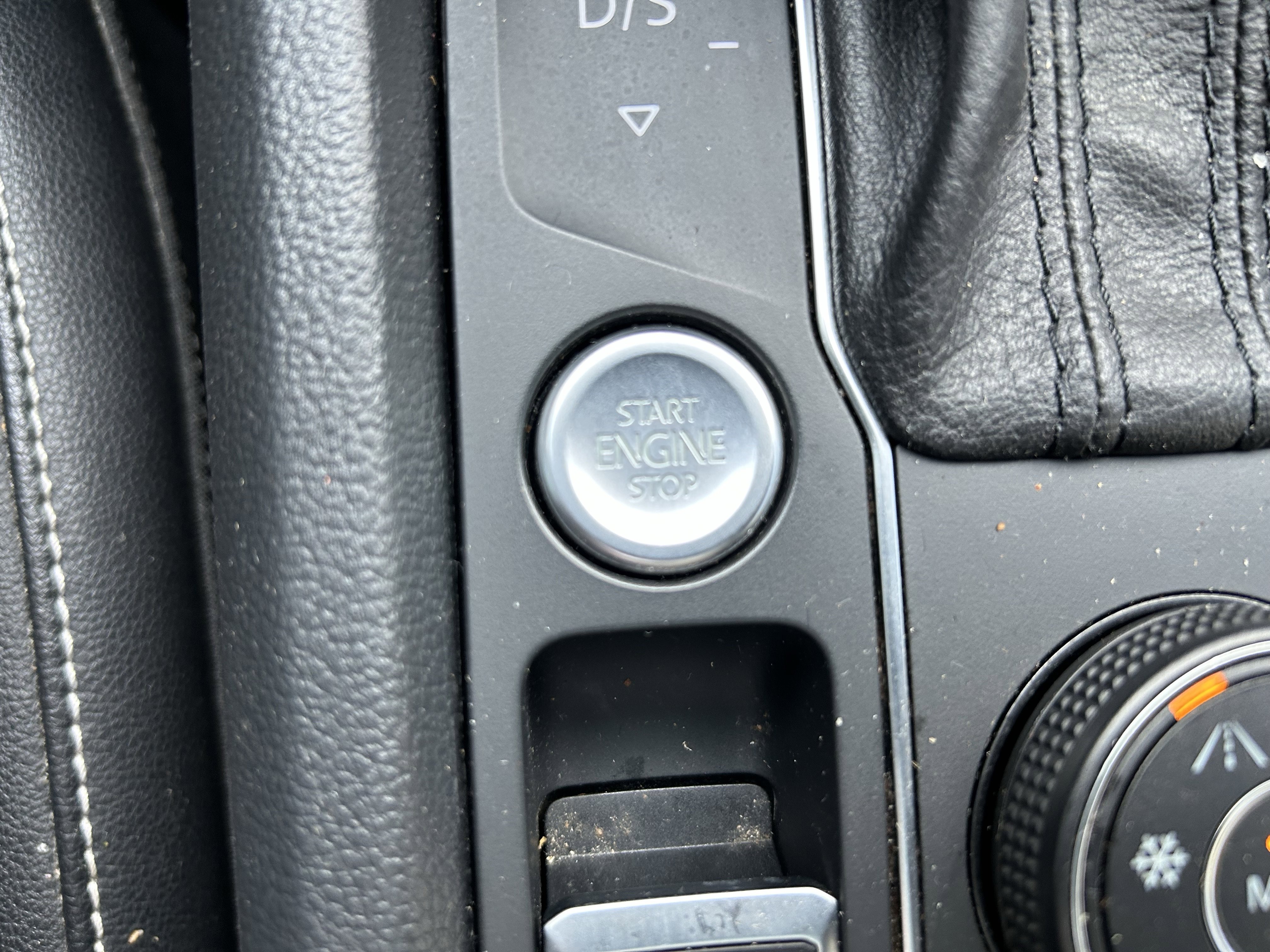 Used 2020 Volkswagen Atlas Cross Sport SE w/ Panoramic Sunroof Package AWD/4WD image 15