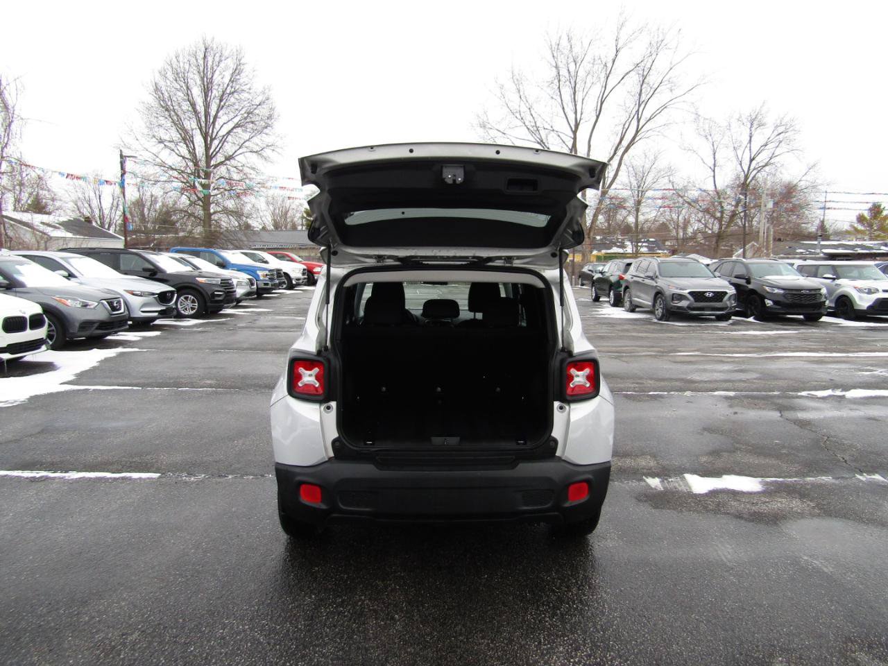 Used 2018 Jeep Renegade Latitude w/ Cold Weather Group FWD image 21
