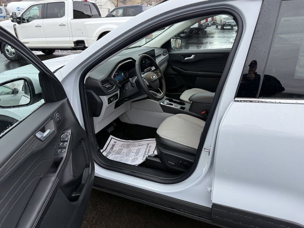 New 2025 Ford Escape SE w/ PHEV Premium Package FWD image 6