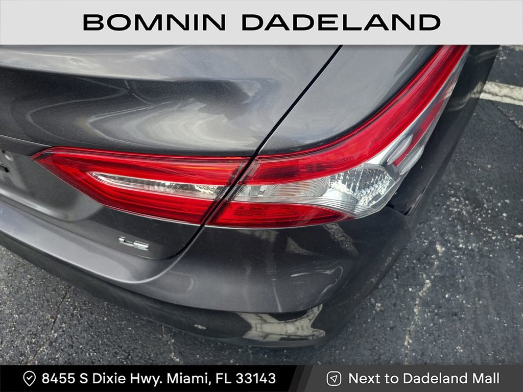 Used 2020 Toyota Camry LE image 5