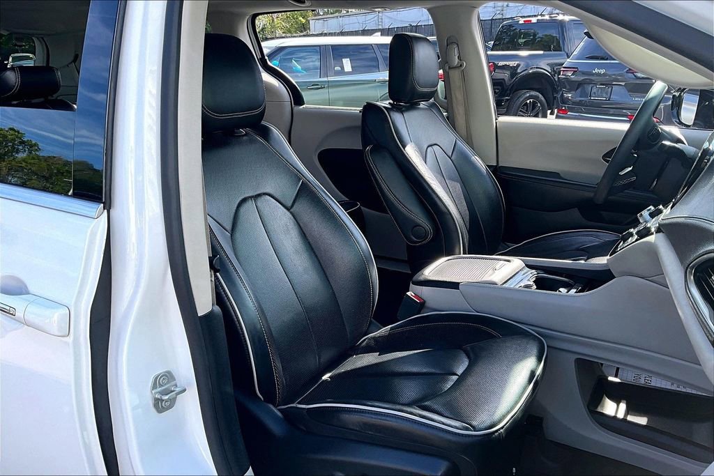 Used 2023 Chrysler Pacifica Limited image 30