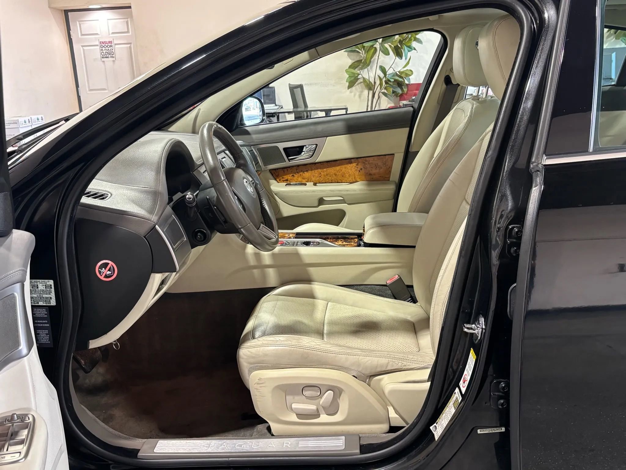 Used 2010 Jaguar XF Premium image 7