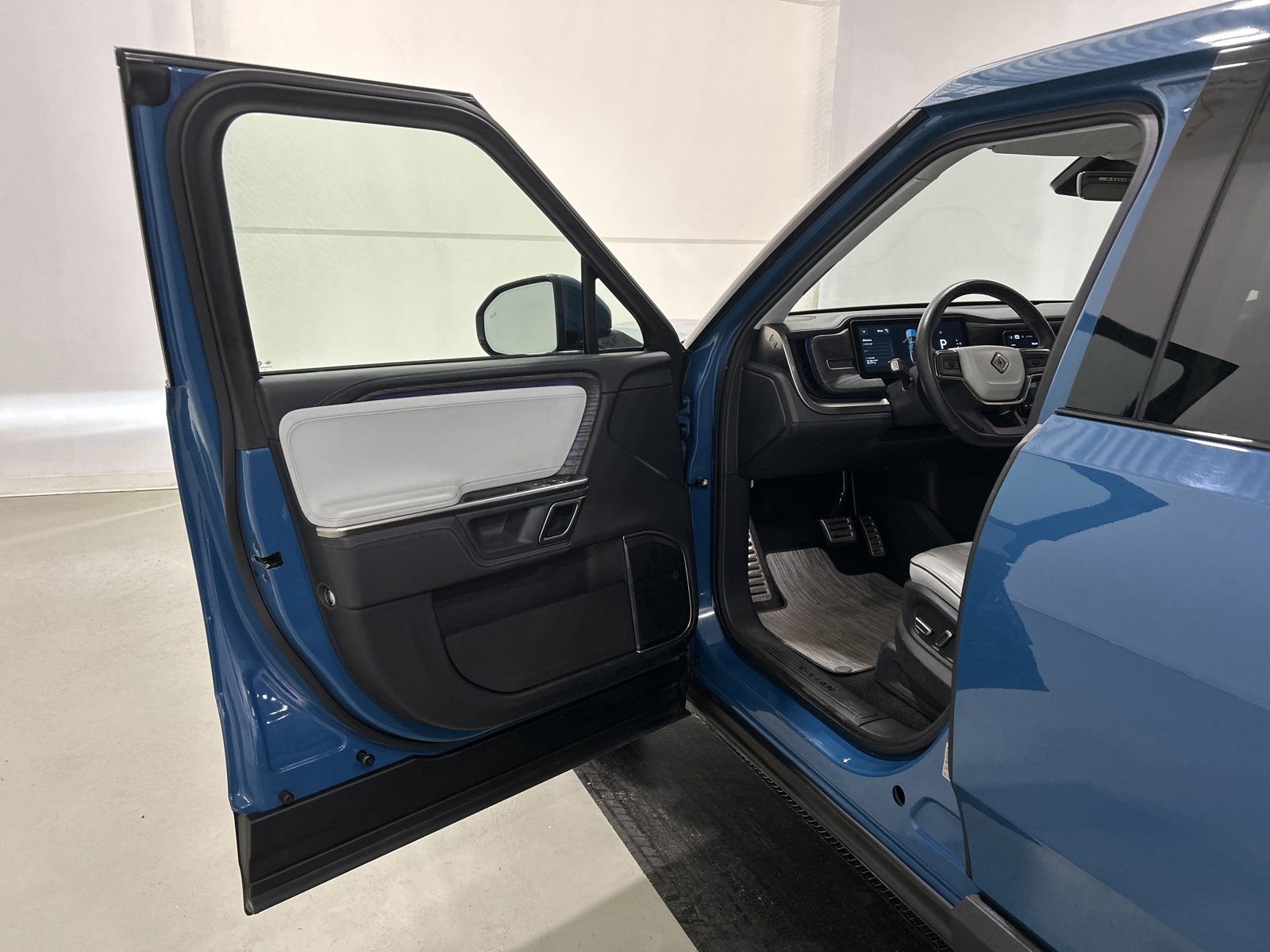 Used 2023 Rivian R1T Adventure image 16