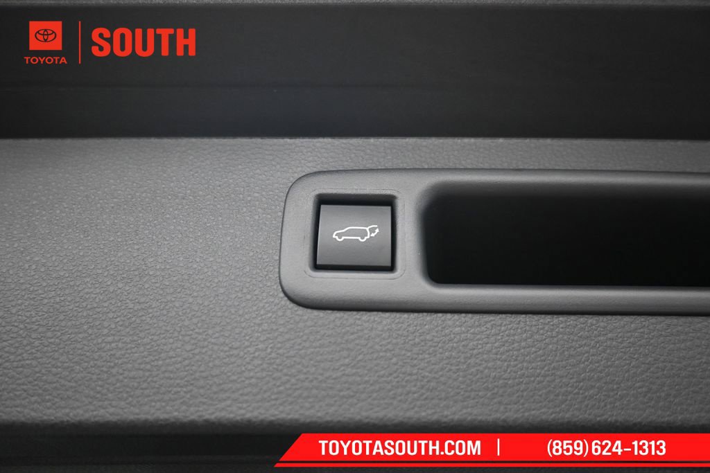 Used 2023 Toyota Highlander XLE AWD/4WD image 32