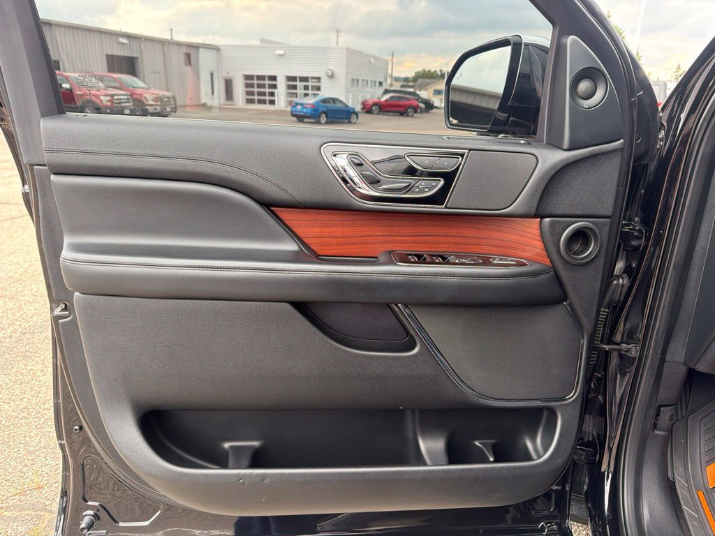 Used 2021 Lincoln Navigator Reserve AWD/4WD image 11