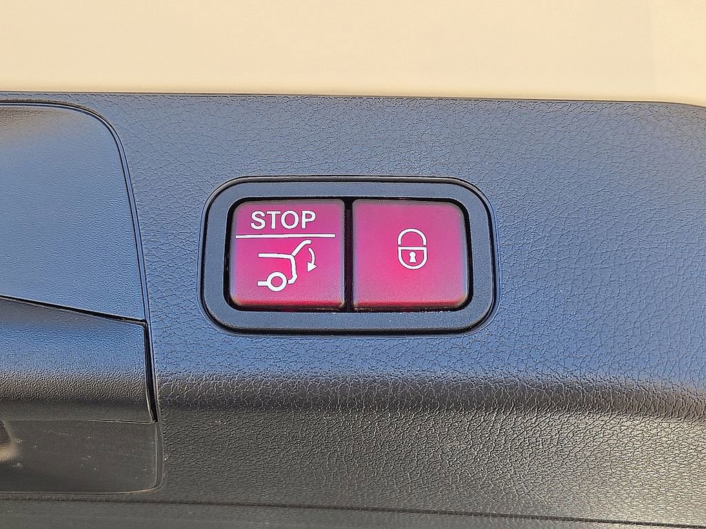 Used 2022 Mercedes-Benz GLB 250 w/ Premium Package Lite image 15