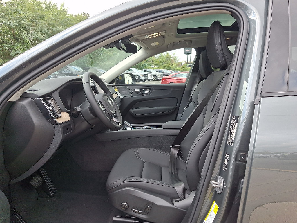 New 2027 Volvo XC60 B5 Plus AWD/4WD image 11