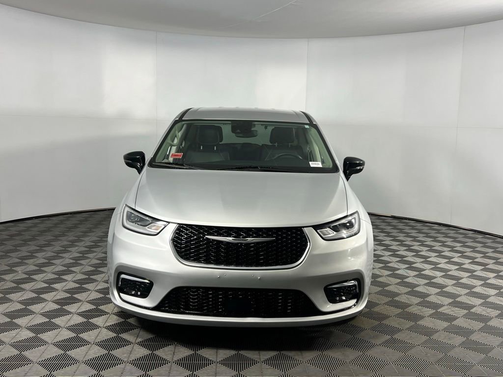 Certified 2024 Chrysler Pacifica Limited FWD image 6