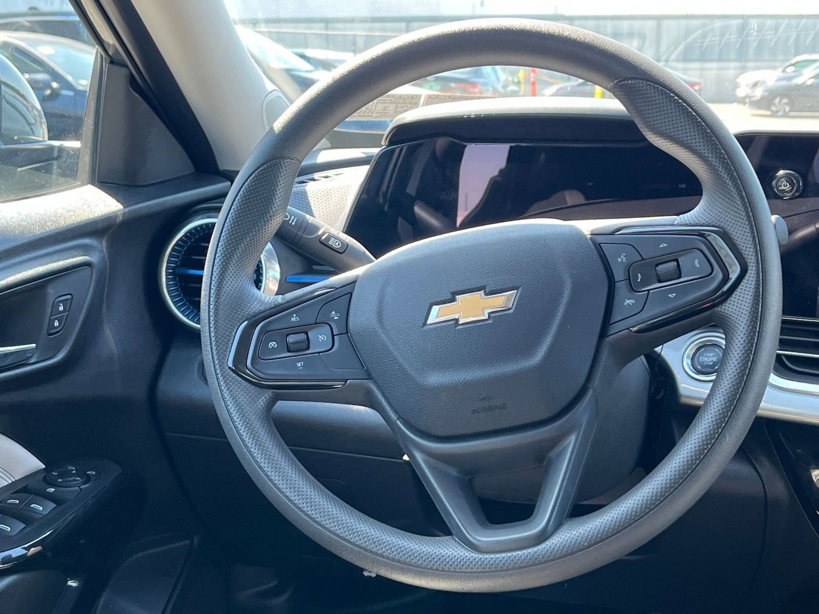 Used 2025 Chevrolet Trax LT image 28