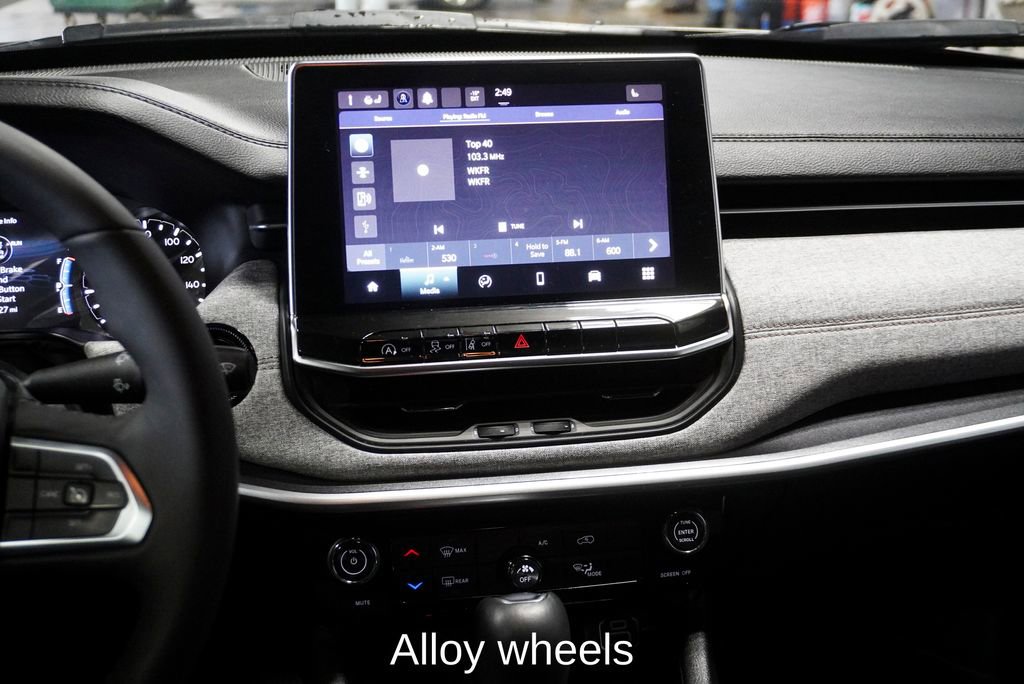 Used 2023 Jeep Compass Latitude image 10