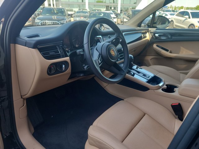 Certified 2025 Porsche Macan AWD/4WD image 9