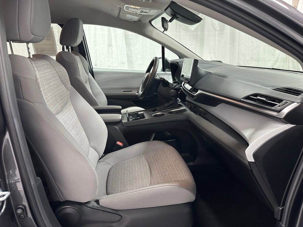 Used 2025 Toyota Sienna LE image 63