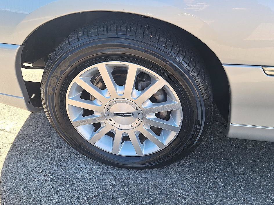 Used 2007 Lincoln Town Car Signature RWD image 8