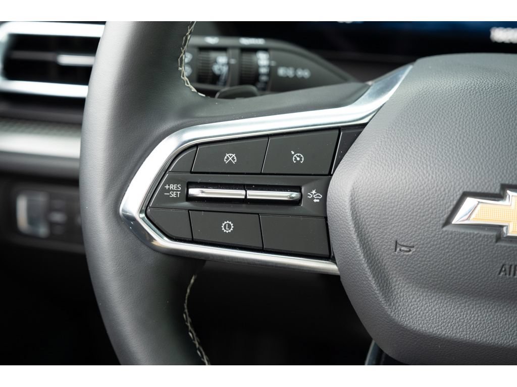Used 2025 Chevrolet Traverse LT w/ Sun and Wheel Package FWD image 19