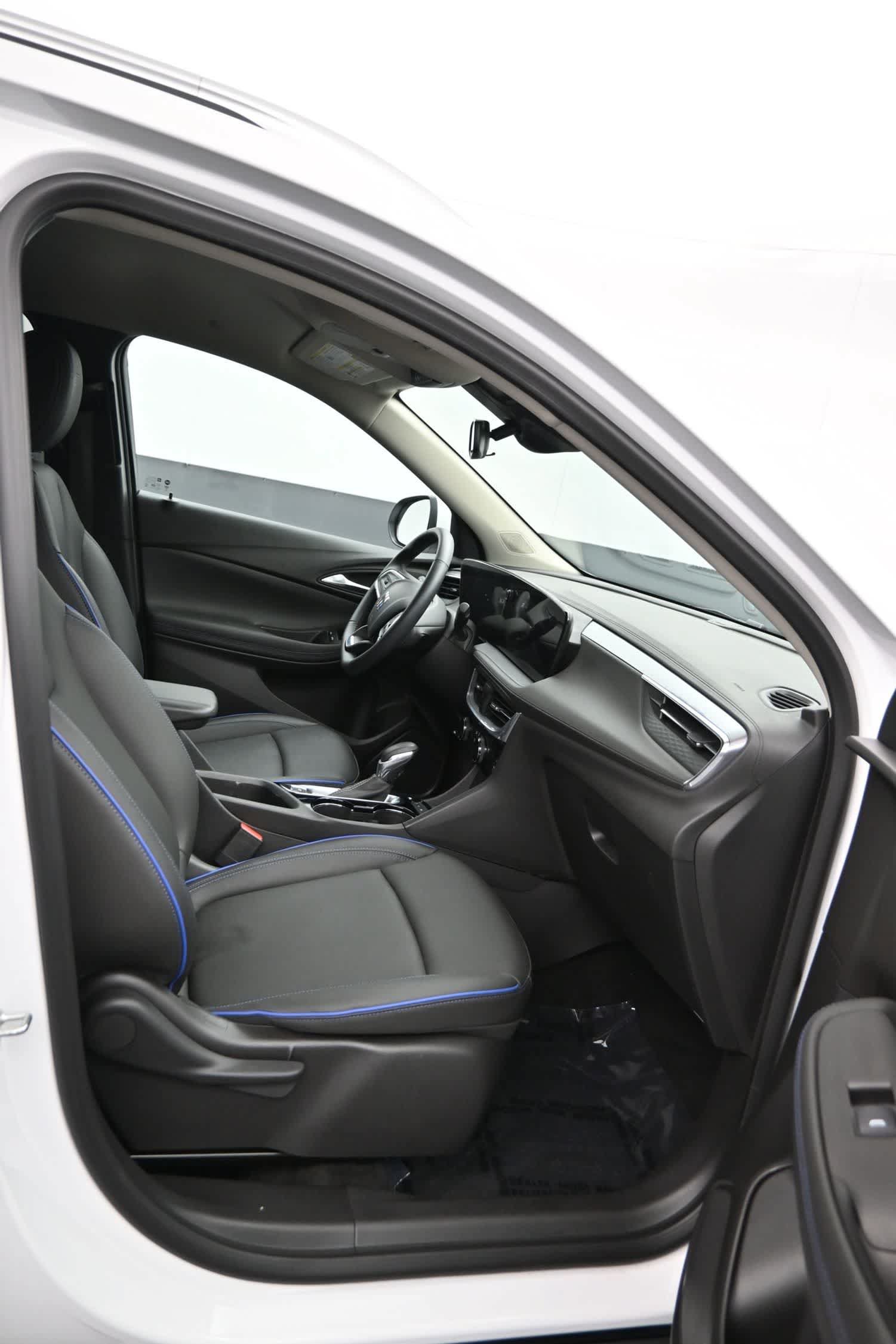 Used 2025 Buick Encore GX Sport Touring w/ Advanced Technology Package AWD/4WD image 11