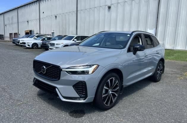 Used 2024 Volvo XC60 B5 Plus w/ Protection Package Premier AWD/4WD image 3