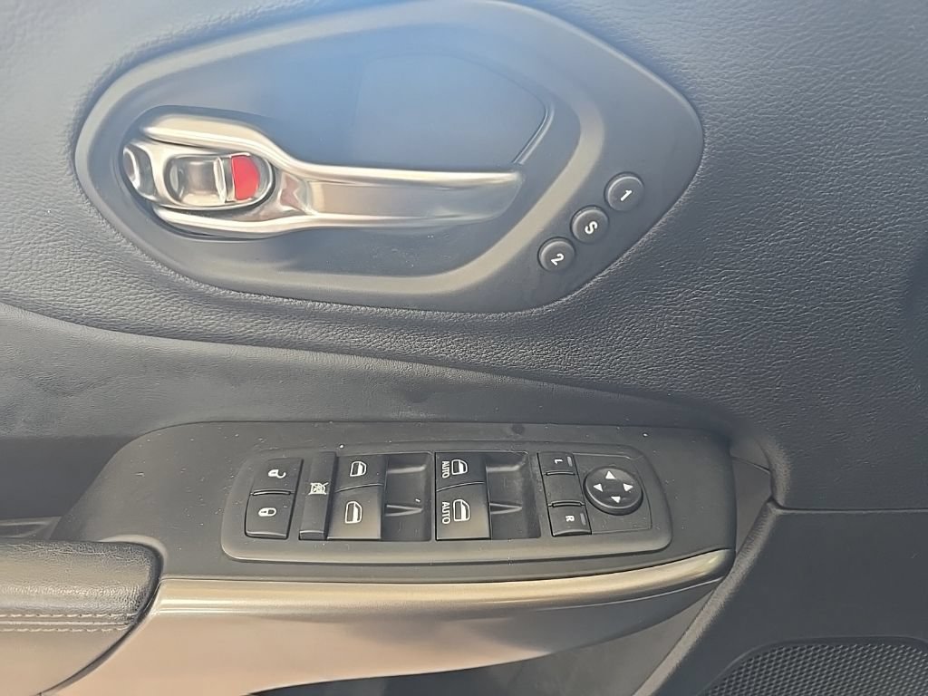 Used 2019 Jeep Cherokee Limited AWD/4WD image 15