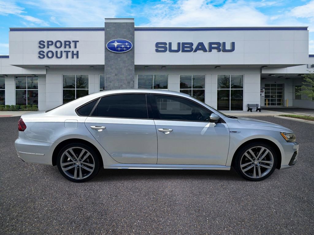 Used 2018 Volkswagen Passat 2.0T R-Line w/ R-Line Lighting Package FWD image 2
