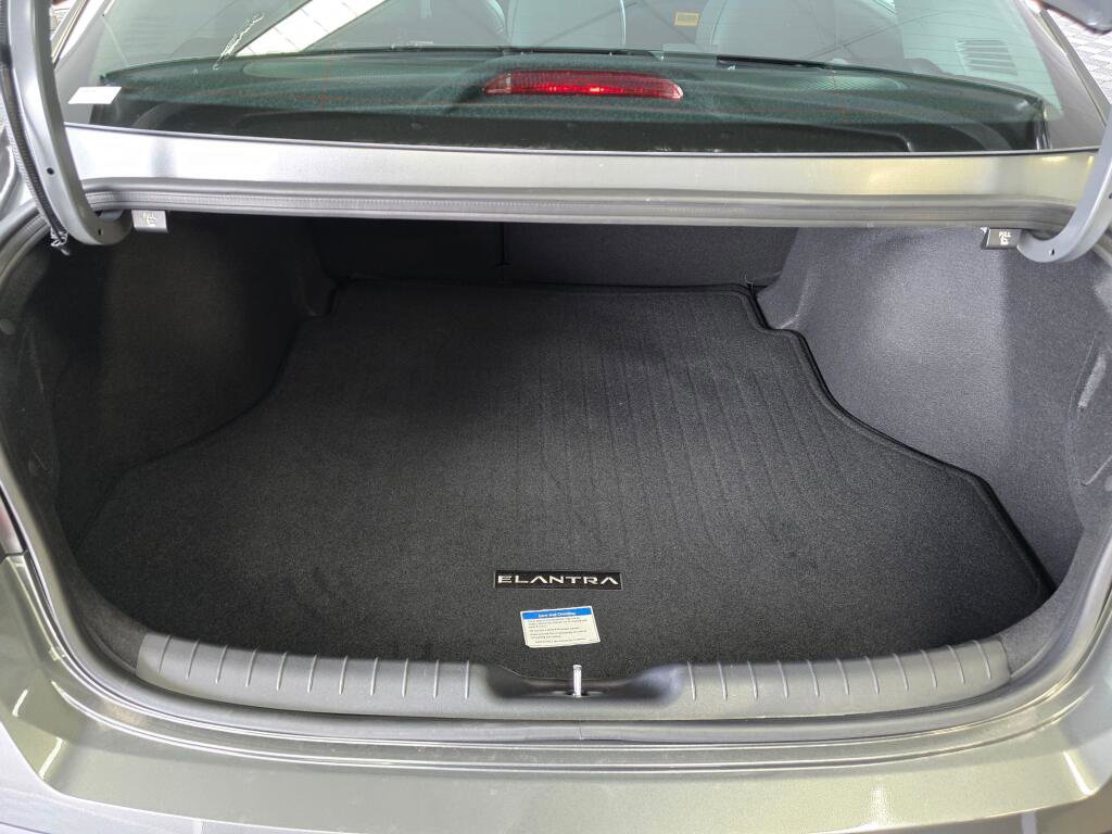 New 2026 Hyundai Elantra Limited FWD image 15